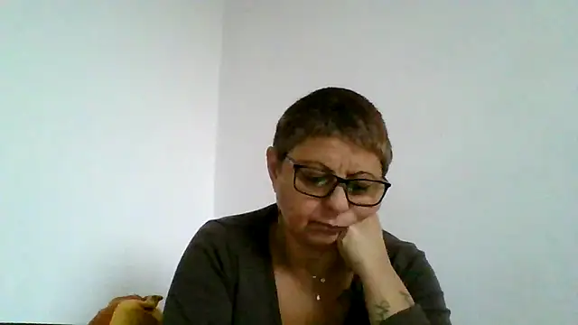 Snapshot of roseblak42 chatting on October 6, 2025, 1:45 pm roseblak42 online show from October 6, 2025, 1:45 pm