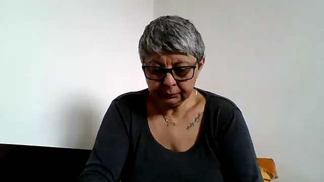 roseblak42 online show from March 15, 2026, 9:05 am