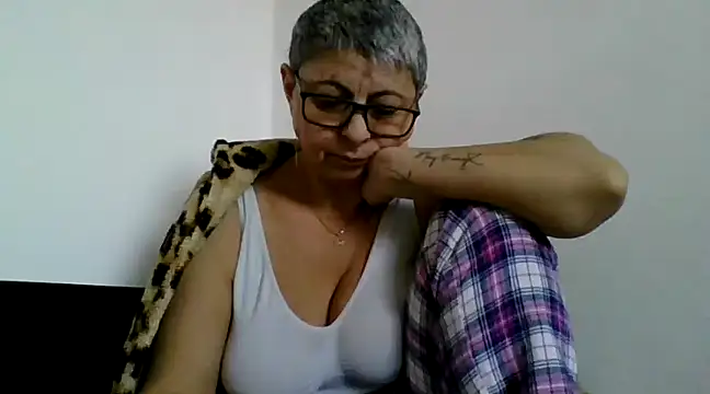 Snapshot of roseblak42 chatting on February 20, 2025, 2:35 pm roseblak42 online show from February 20, 2025, 2:35 pm