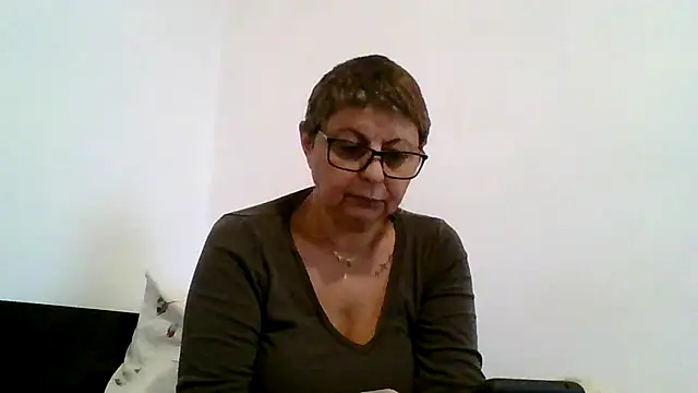 Snapshot of roseblak42 chatting on October 13, 2025, 2:40 pm roseblak42 online show from October 13, 2025, 2:40 pm