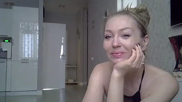 Snapshot of ZarinaSwift chatting on March 11, 2025, 4:41 am ZarinaSwift online show from March 11, 2025, 4:41 am