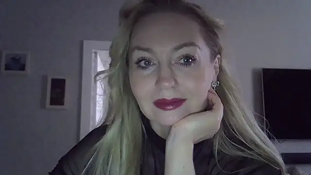 Snapshot of ZarinaSwift chatting on October 8, 2025, 4:36 am ZarinaSwift online show from October 8, 2025, 4:36 am
