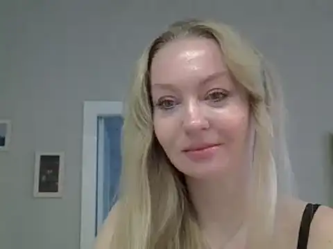 Snapshot of ZarinaSwift chatting on February 4, 2025, 4:48 am ZarinaSwift online show from February 4, 2025, 4:48 am