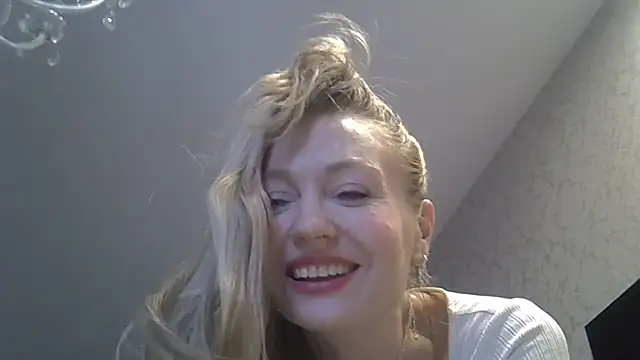 ZarinaSwift online show from April 7, 2026, 11:01 am