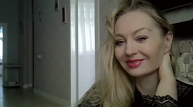Snapshot of ZarinaSwift chatting on March 9, 2025, 8:18 am ZarinaSwift online show from March 9, 2025, 8:18 am