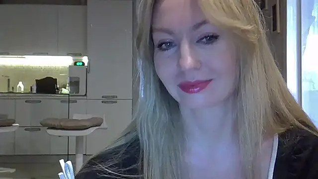 Snapshot of ZarinaSwift chatting on February 10, 2025, 4:52 am ZarinaSwift online show from February 10, 2025, 4:52 am