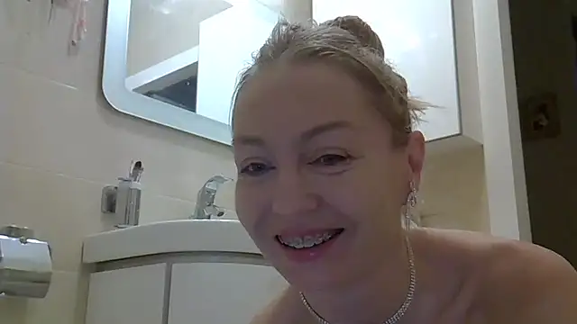 Snapshot of ZarinaSwift chatting on December 15, 2024, 5:02 am ZarinaSwift online show from December 15, 2024, 5:02 am