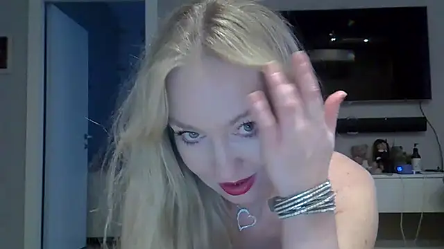 Snapshot of ZarinaSwift chatting on January 13, 2025, 4:28 am ZarinaSwift online show from January 13, 2025, 4:28 am