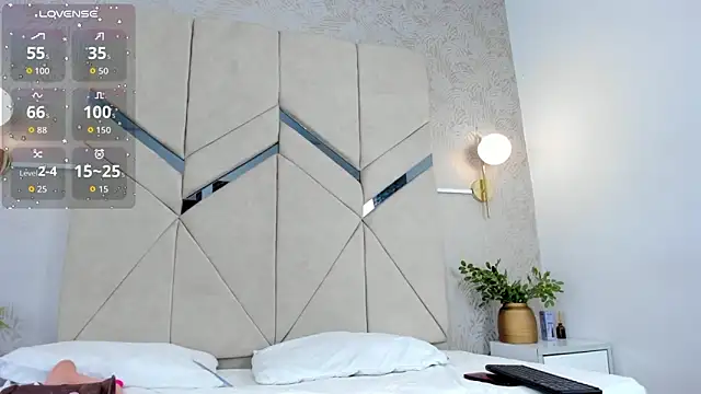 LiaVelez online show from October 16, 2025, 1:52 pm