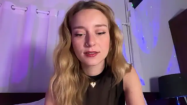 Snapshot of SirenaBelle chatting on June 10, 2026, 8:43 pm SirenaBelle online show from June 10, 2026, 8:43 pm