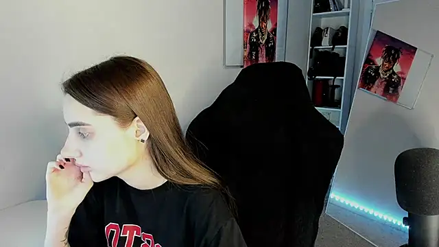 Snapshot of __SilviaAbby__ chatting on February 6, 2025, 12:59 pm SilviaAbby online show from February 6, 2025, 12:59 pm
