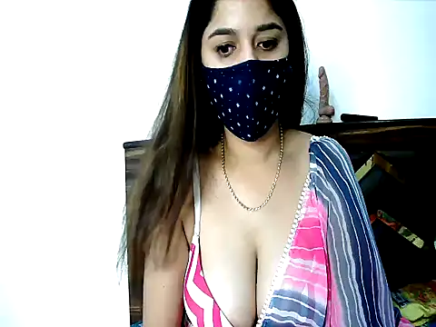 Snapshot of Gloie4u chatting on June 13, 2026, 12:47 pm Gloie4u online show from June 13, 2026, 12:47 pm