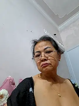 Hotestlove online show from May 13, 2026, 10:39 pm
