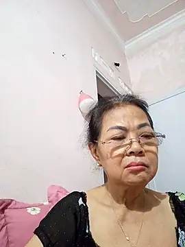 Hotestlove online show from May 12, 2026, 10:27 pm