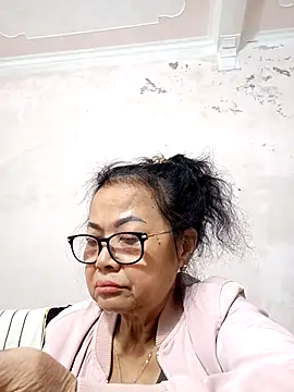 Hotestlove online show from December 5, 2025, 2:00 am