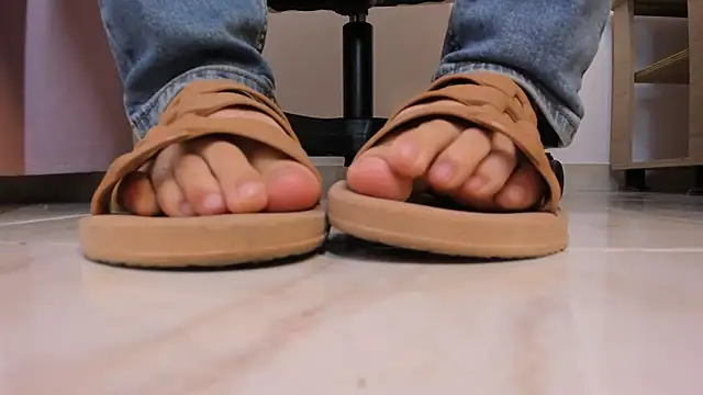 kattypinkk online show from April 14, 2026, 7:19 pm