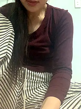 Hoanami online show from November 21, 2025, 4:17 pm