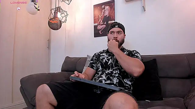 Snapshot of SebastianVilla_ chatting on October 8, 2025, 10:43 pm SebastianVilla online show from October 8, 2025, 10:43 pm