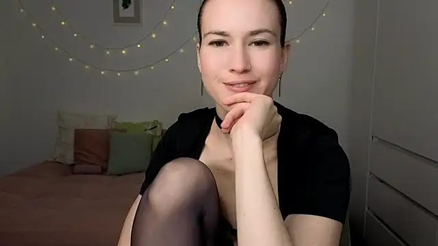 AliciaNewell online show from April 18, 2026, 7:07 pm