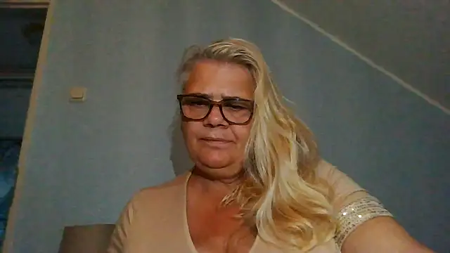 hotladymoon online show from July 30, 2026, 6:07 pm