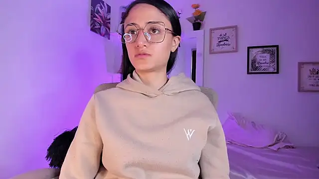 Snapshot of _Caroliinee_ chatting on February 19, 2025, 8:20 pm Caroliinee online show from February 19, 2025, 8:20 pm