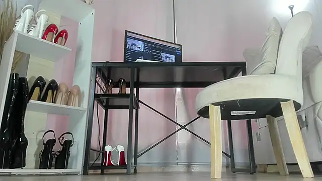 solsmithxx online show from December 2, 2025, 7:48 pm