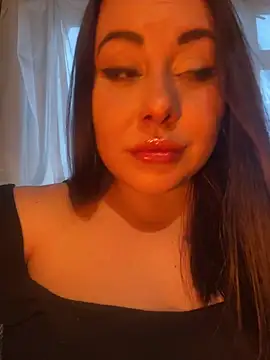 Snapshot of DaisyStreet chatting on April 17, 2026, 4:32 pm DaisyStreet online show from April 17, 2026, 4:32 pm
