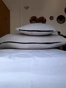 lupita84 online show from April 11, 2026, 10:19 am