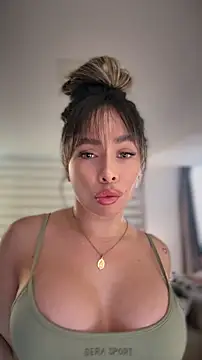 Snapshot of Alison_Diaz17 chatting on April 13, 2026, 9:41 pm Alison Diaz17 online show from April 13, 2026, 9:41 pm