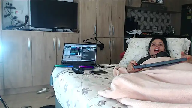 Snapshot of Alondra_fetish chatting on February 27, 2025, 8:46 am Alondra fetish online show from February 27, 2025, 8:46 am