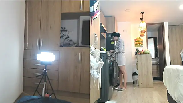 Snapshot of Alondra_fetish chatting on March 19, 2025, 4:36 am Alondra fetish online show from March 19, 2025, 4:36 am