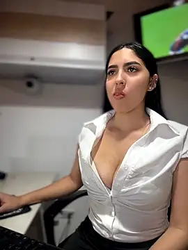 Snapshot of MarianaBenz chatting on June 15, 2026, 12:12 am MarianaBenz online show from June 15, 2026, 12:12 am
