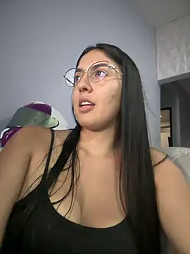 Snapshot of MarianaBenz chatting on March 7, 2025, 8:44 pm MarianaBenz online show from March 7, 2025, 8:44 pm