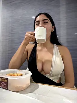 MarianaBenz online show from April 27, 2026, 1:36 am