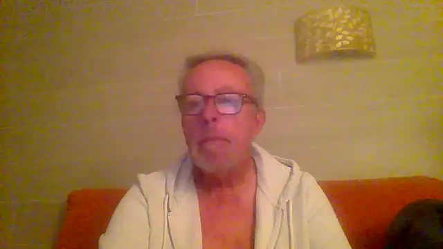 Snapshot of tuggy59 chatting on April 5, 2026, 3:35 am tuggy59 online show from April 5, 2026, 3:35 am