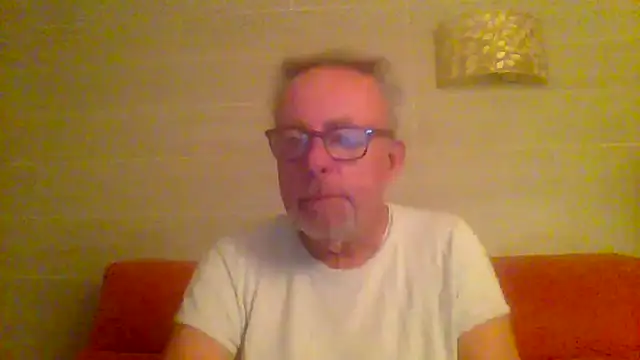 Snapshot of tuggy59 chatting on March 4, 2026, 5:04 am tuggy59 online show from March 4, 2026, 5:04 am