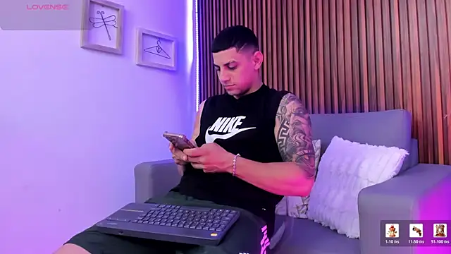 Snapshot of Alex_cute77 chatting on May 2, 2026, 1:49 pm Alex cute77 online show from May 2, 2026, 1:49 pm