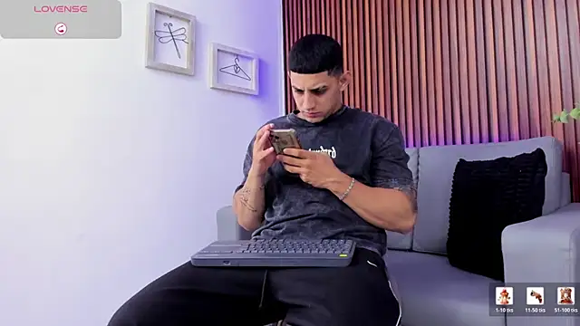 Snapshot of Alex_cute77 chatting on April 25, 2026, 1:03 pm Alex cute77 online show from April 25, 2026, 1:03 pm