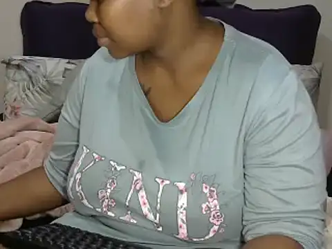 Snapshot of Real1SweetQueen chatting on March 24, 2026, 5:13 pm Real1SweetQueen online show from March 24, 2026, 5:13 pm