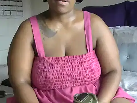 Snapshot of Real1SweetQueen chatting on April 4, 2026, 7:15 am Real1SweetQueen online show from April 4, 2026, 7:15 am