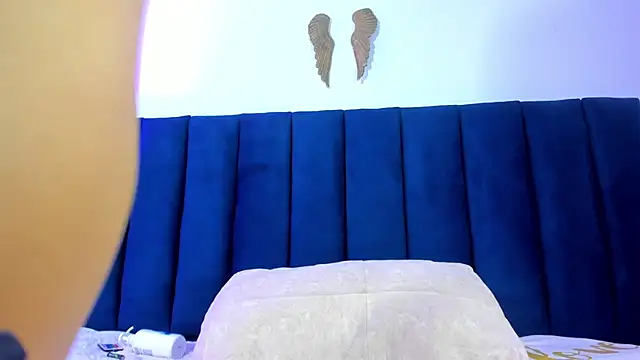 Anette  online show from April 1, 2026, 7:55 pm