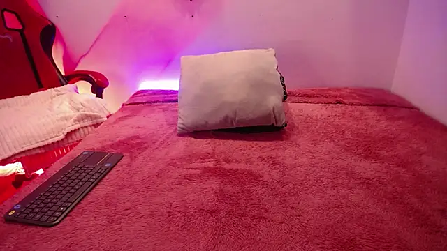 Snapshot of Katy_Van chatting on October 20, 2025, 8:42 pm Katy Van online show from October 20, 2025, 8:42 pm