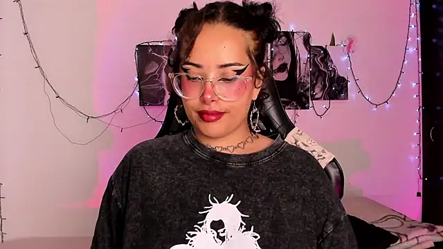 willow poisson online show from November 24, 2025, 5:24 pm