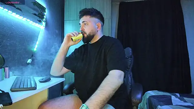 Eduu2322 online show from March 6, 2025, 10:47 pm