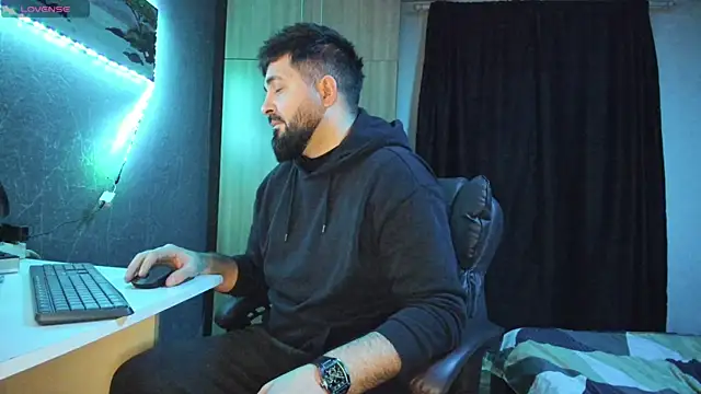 Eduu2322 online show from February 24, 2025, 10:58 pm