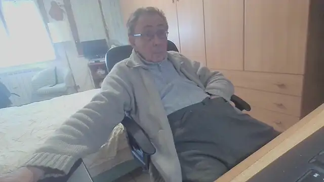 Snapshot of papillonhotofficial chatting on February 26, 2025, 9:44 am papillonhotofficial online show from February 26, 2025, 9:44 am