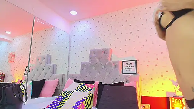 JulietaReyess online show from October 10, 2025, 11:55 am