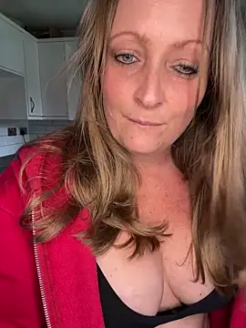 HoneyBluex online show from April 15, 2026, 11:27 am