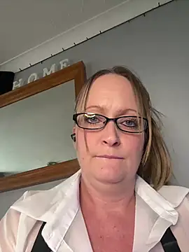 Snapshot of HoneyBluex chatting on February 26, 2026, 1:11 pm HoneyBluex online show from February 26, 2026, 1:11 pm