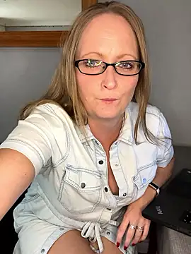 HoneyBluex online show from November 6, 2025, 1:26 pm